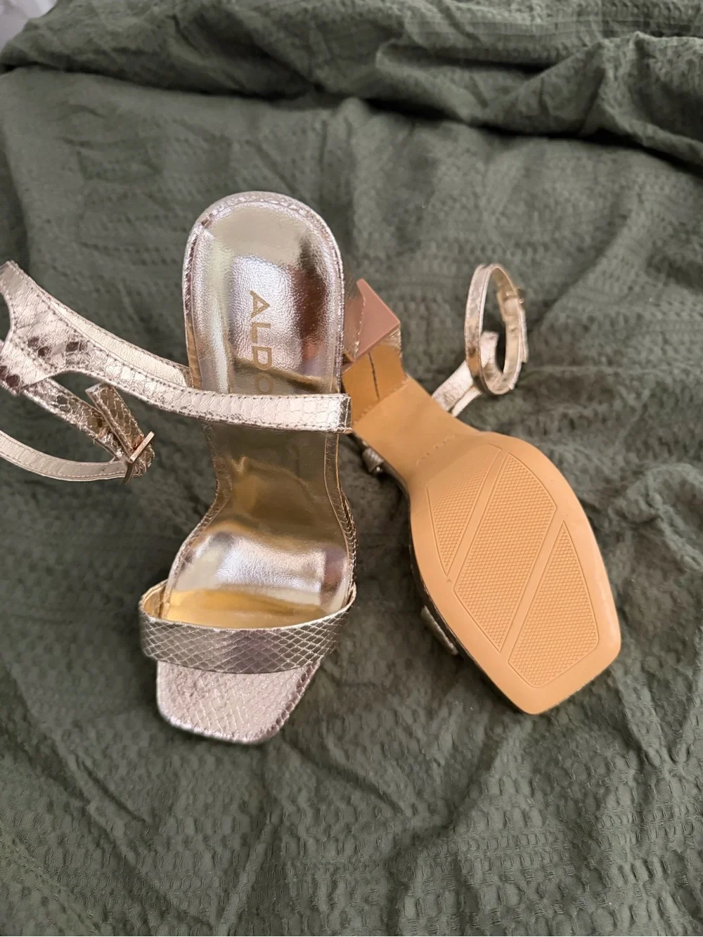 Aldo shiny rose
